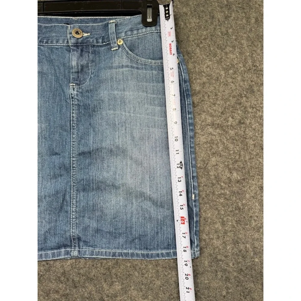 Blue Denim Mini Skirt with Paisley Graphic Back Flap Pockets Medium Wash Size 31